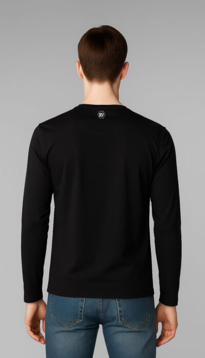 חולצת שרוול ארוך שחורה לגבר מבית ROBERTO VINO עם הדפס קדמי בלבן בצד החולצה בחזית.