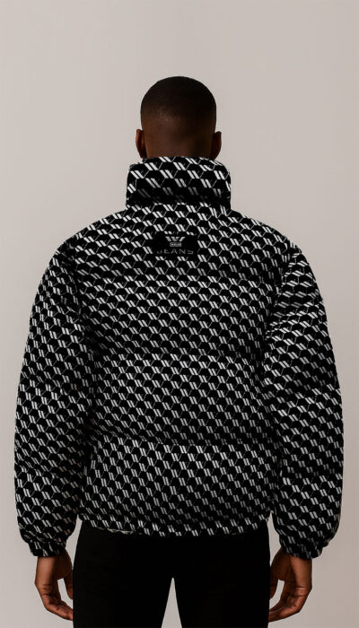 מעיל שחור מבית W JEANS עם הדפס לוגו חוזר ולוגו גדול בגב, צווארון גבוה ורוכסן קדמי.