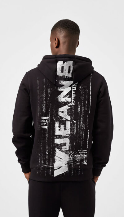 קפוצ'ון שחור לגבר W JEANS עם הדפס גרפי בגב ולוגו מודגש בחזית.