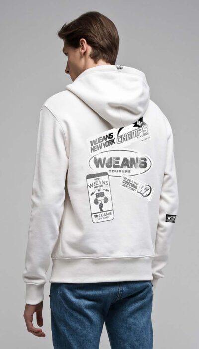 קפוצ’ון לבן לגבר של W JEANS עם הדפסים גרפים שחורים בחזית, בגב ובשרוולים.