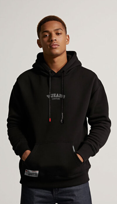 קפוצ'ון שחור לגבר עם הדפס גרפי גדול בגב ולוגו ממותג בחזית מבית W JEANS.