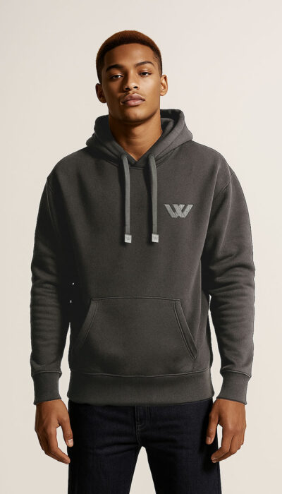 קפוצ'ון אפור מבית W Jeans עם לוגו מודפס מקדימה ובגב.