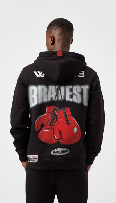 קפוצ'ון מבית W JEANS בצבע שחור עם הדפס כפפות איגרוף אדומות וסלוגן BRAVEST, בגב ובחזית.