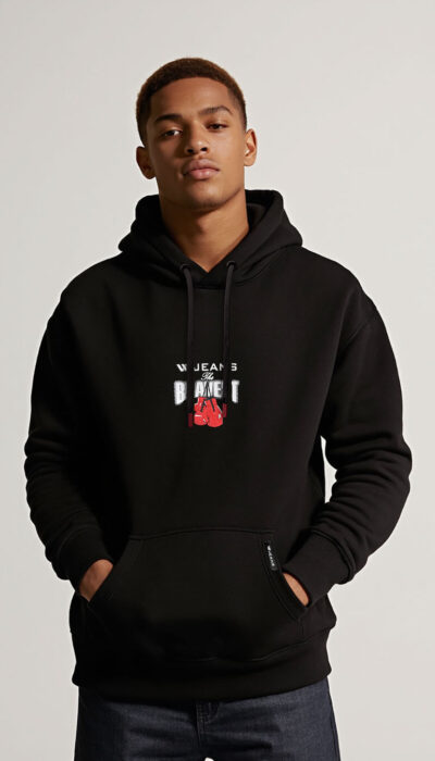קפוצ'ון מבית W JEANS בצבע שחור עם הדפס כפפות איגרוף אדומות וסלוגן BRAVEST, בגב ובחזית.