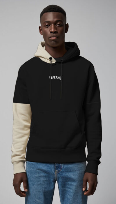 קפוצ’ון דו-צבעי שחור-חול מבית W JEANS עם גרפיקות גדולות בגב ולוגו בחזית.