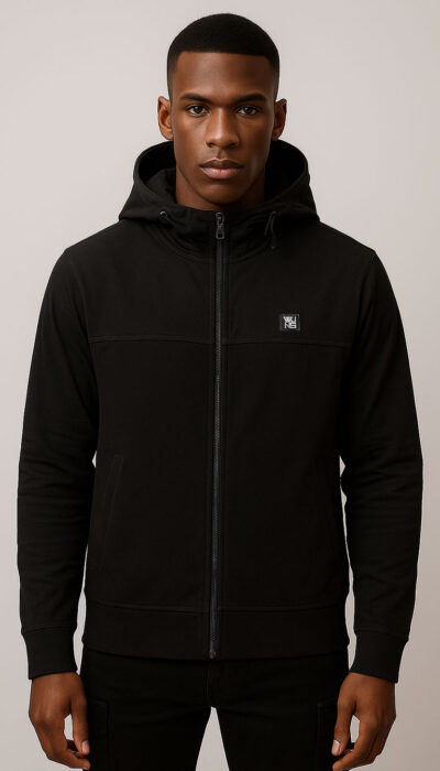ג'קט שחור לגבר עם רוכסן מלא, כובע מתכוונן ולוגו קטן בחזה מבית W JEANS.