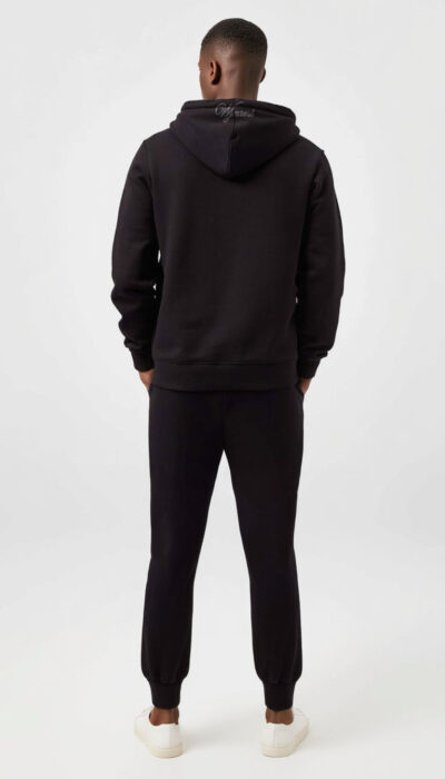 חליפת טרנינג שחורה עם קפוצ'ון ומכנס מודפסי לוגו בשילוב כיס קנגרו, של W JEANS בעיצוב אורבני.