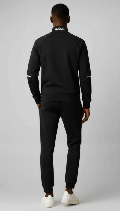 חליפת טרנינג בצבע שחור של W JEANS – ז’קט רוכסן ומכנס תואם עם פסי דיטייל שחורים.