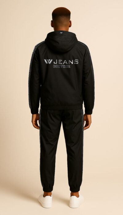 חליפת טרנינג לגבר W JEANS בצבע שחור – ז’קט קפוצ’ון עם רוכסן ומכנס תואם עם פסי לוגו.