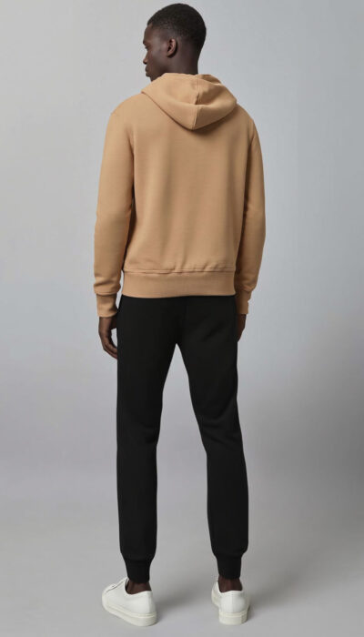 חליפת טרנינג W JEANS לגבר – קפוצ'ון אלמונד עם הדפסי W ומכנס שחור עם הדפס בצד.