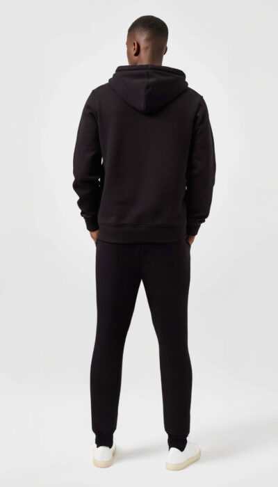 חליפת טרנינג שחורה עם הדפס לוגו המותג על השרוולים והמכנסיים.