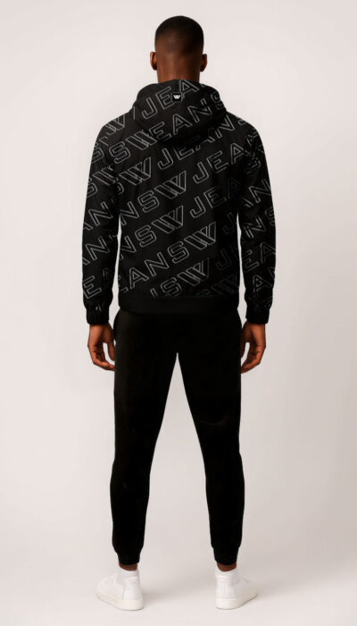קפוצ'ון ומכנס טרנינג שחורים לגבר של W JEANS עם הדפס לוגו חוזר מלפנים ומאחור בקפוצ'ון.
