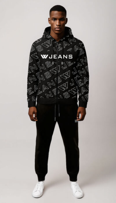 קפוצ'ון ומכנס טרנינג שחורים לגבר של W JEANS עם הדפס לוגו חוזר מלפנים ומאחור בקפוצ'ון.