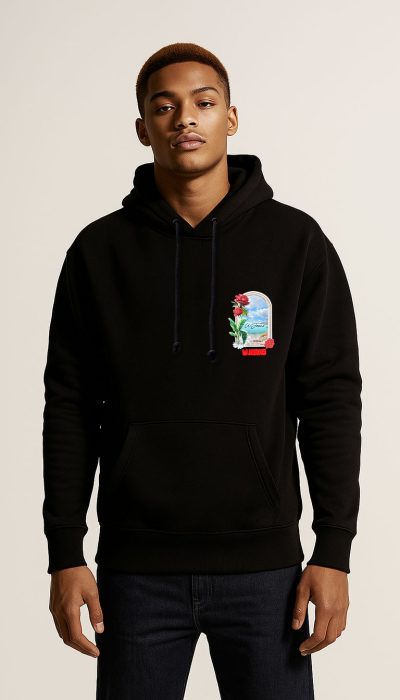 חליפת טרנינג שחורה מבית W JEANS עם קפוצ'ון מודפס בגב ומכנס תואם בעיצוב אורבני מודרני.