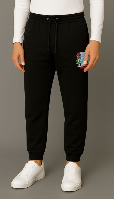 חליפת טרנינג שחורה מבית W JEANS עם קפוצ'ון מודפס בגב ומכנס תואם בעיצוב אורבני מודרני.