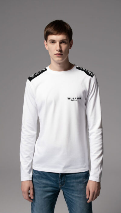 חולצת שרוול ארוך לבנה לגבר עם לוגו W JEANS בחזית והדפס מותג בשחור על הכתפיים.