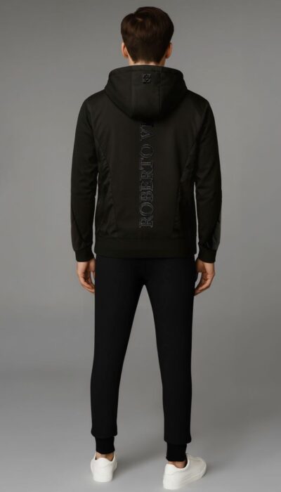 חליפת טרנינג שחורה לגבר ROBERTO VINO עם קפוצ'ון וכיס קנגורו, לוגו מוטבע ומכנס בגזרה נוחה עם מותן אלסטית.