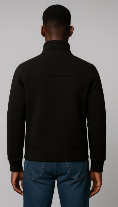 ג'קט שחור לגבר עם רוכסן מלא, ולוגו קטן בחזה מבית W JEANS.