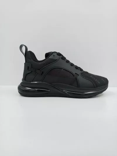 נעלי ספורט בצבע שחור מלא, מבית W JEANS עם סוליה עבה וגמישה, עם לוגו מוטבע בגב הנעל.