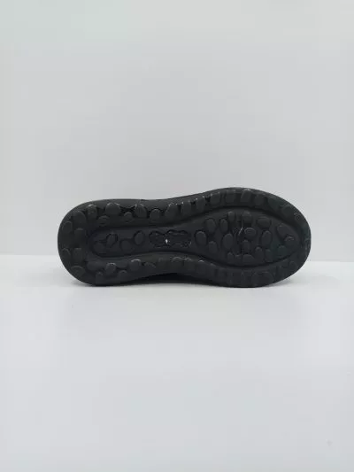 נעלי ספורט בצבע שחור מלא, מבית W JEANS עם סוליה עבה וגמישה, עם לוגו מוטבע בגב הנעל.