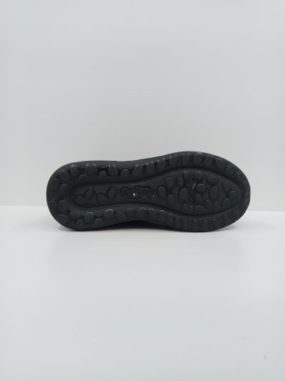 נעלי ספורט בצבע שחור מלא, מבית W JEANS עם סוליה עבה וגמישה, עם לוגו מוטבע בגב הנעל.