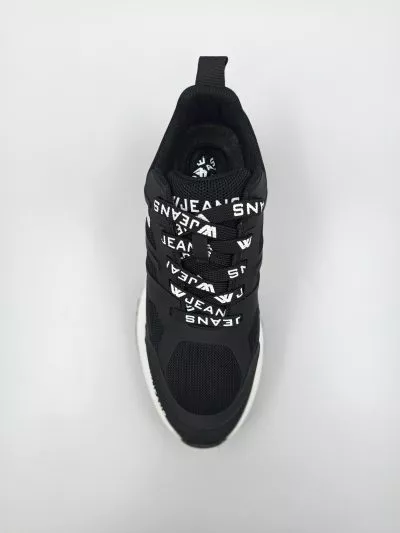 נעלי ספורט מבית W JEANS בצבע שחור-לבן עם שרוכים ממותגים.