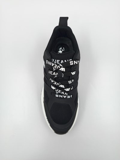 נעלי ספורט מבית W JEANS בצבע שחור-לבן עם שרוכים ממותגים.