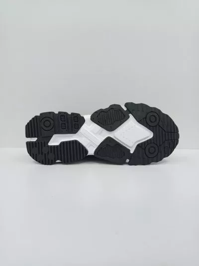 נעל ספורט מבית W JEANS, בצבע שחור-לבן עם לוגו בולט לבן בצד הנעל ושרוכים ממותגים.