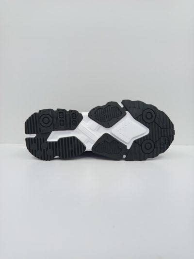 נעל ספורט מבית W JEANS, בצבע שחור-לבן עם לוגו בולט לבן בצד הנעל ושרוכים ממותגים.