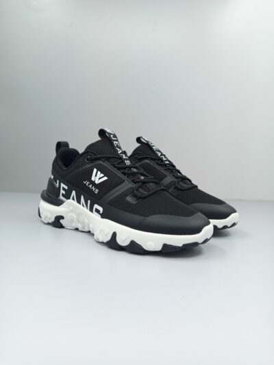 נעלי ספורט לגבר של W JEANS בצבע שחור עם סוליית גומי לבנה ומיתוג גדול בצד.