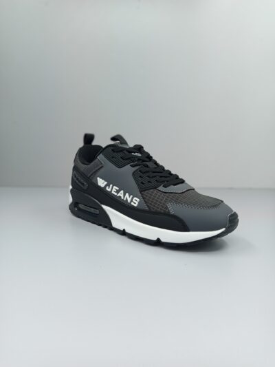 נעלי ספורט לגבר של W JEANS, במראה אורבני-ספורטיבי, משלוב צבע שחור אפור עם סוליית גומי ולוגו בצד.