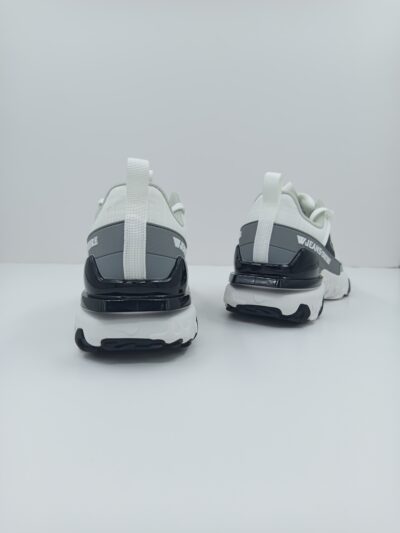 נעלי סניקרס לגבר של W JEANS בצבע לבן עם שילובי שחור ואפור וסוליית גומי עבה, ולוגו מוטבע בצד.