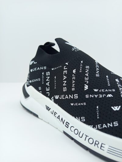 נעלי ספורט לגבר של W JEANS שחורות עם הדפס לוגו all-over וסוליית גומי לבנה.