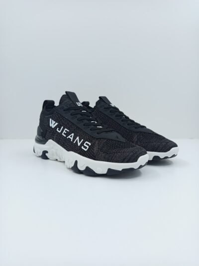 נעלי ספורט לגבר מבית W JEANS בצבע שחור עם סוליית גומי ולוגו בולט, לבן.