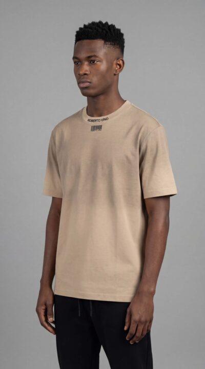 טי שירט של ROBERTO VINO בצבע בז’ עם צווארון עגול ולוגו מודפס באזור הצוואר, מבד כותנה ולייקרה.