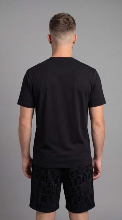 מכנס קצר שחור לגבר מבית ROBERTO VINO עם הדפס אותיות המותג על הבד וחגורת מותן אלסטית עם שרוך קשירה.