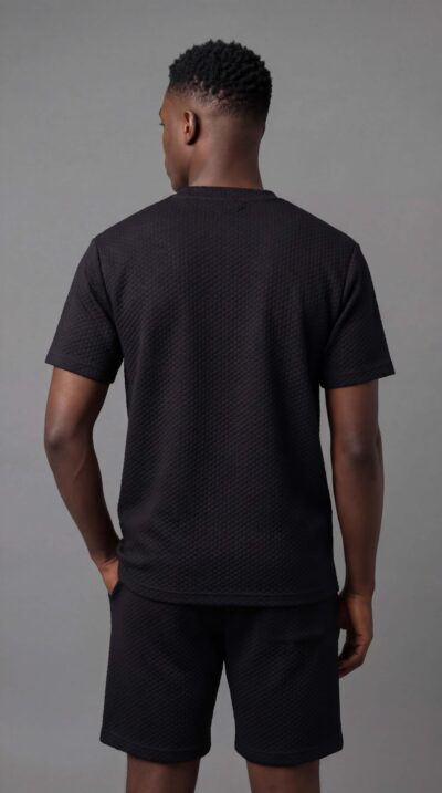 טי שירט לגברים ROBERTO VINO בצבע שחור עם טקסטורת בד ולוגו RV בחזה.