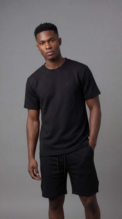 טי שירט לגברים ROBERTO VINO בצבע שחור עם טקסטורת בד ולוגו RV בחזה.