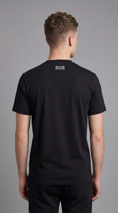 טי שירט שחורה לגבר מבית ROBERTO VINO עם כיס קדמי מודפס במונוגרמה RV ולוגו עדין בגב החולצה