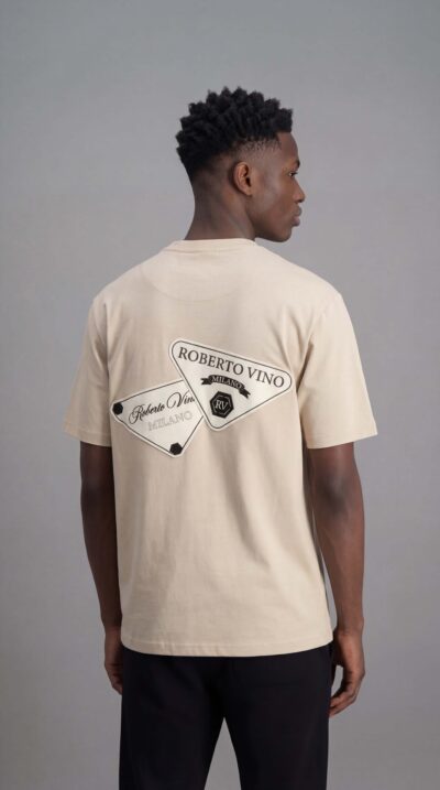 טי שירט בז' לגבר מבית ROBERTO VINO עם פאץ' לוגו קדמי והדפס ROBERTO VINO ו-MILANO בגב החולצה