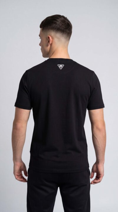 טי שירט שחורה של SHARK SPORT עם הדפסי לוגו בחזית ודמוי כיס, עשוי בד כותנה עם לייקרה בגזרה ספורטיבית ונוחה.