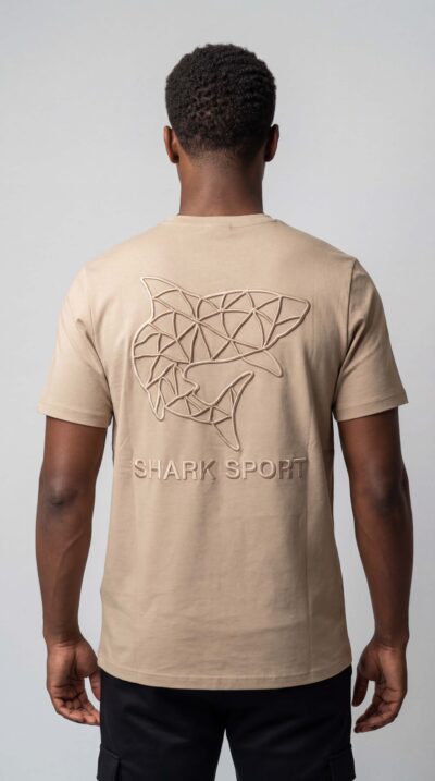 טי־שירט של SHARK SPORT לגבר בצבע בז’ עם לוגו בחזית והדפס גדול בגב.