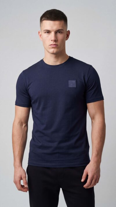 טי שירט של SHARK SPORT בצבע כחול בגזרה נקייה, לוגו קטן בחזה, מבד כותנה עם לייקרה במראה ספורטיבי-אלגנטי יומיומי.