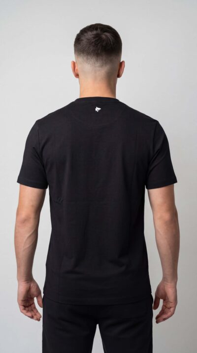 טי שירט שחורה של SHARK SPORT לגבר עם לוגו מודפס בחלק העליון וגזרה נוחה.