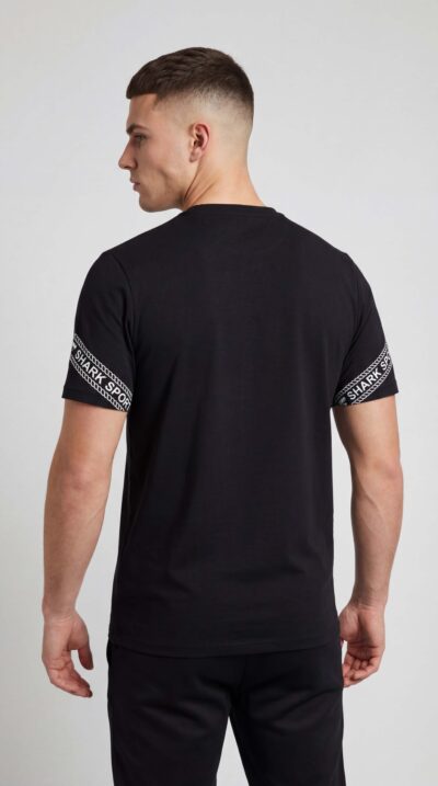 טי שירט שחורה מבית SHARK SPORT לגבר עם לוגו בחזה ודיטייל ממותג על השרוולים.