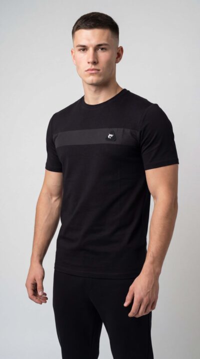 טי שירט שחורה SHARK SPORT לגבר עם פס דיטייל בחזה ולוגו מנימלסטי.