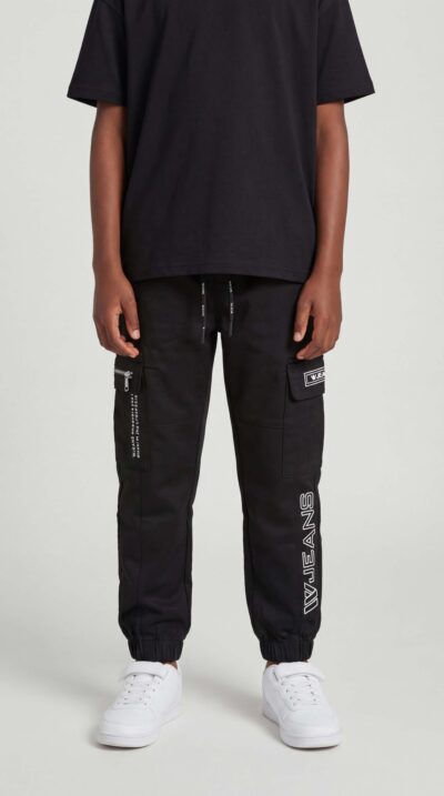 מכנס דגמ"ח שחור לילדים מבית W JEANS עם כיסי צד, גומי במותן ושרוך קשירה, בשילוב הדפסי לוגו.