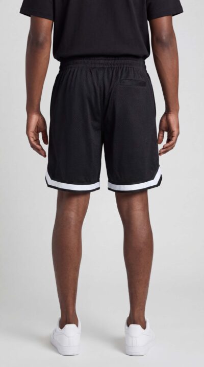 מכנס קצר לגבר מבית W JEANS בצבע שחור מבד רשת, עשוי 100% כותנה, גומי ושרוך במותן, בעצוב ספורטיבי בשילוב פסי קונטרסט.