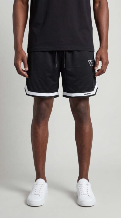 מכנס קצר לגבר מבית W JEANS בצבע שחור מבד רשת, עשוי 100% כותנה, גומי ושרוך במותן, בעצוב ספורטיבי בשילוב פסי קונטרסט.