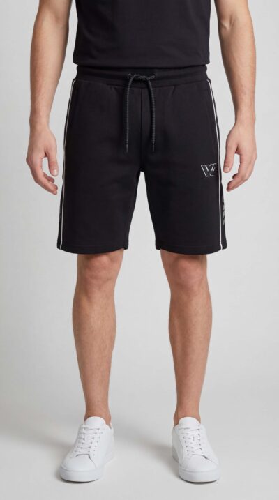 מכנס קצר שחור לגבר מבית W JEANS עם פסי צד ולוגו, עשוי בד כותנה וגזרה נוחה.